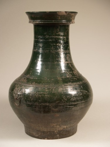 Pot, wijnpot, hu, groen geglazuurd aardewerk met hoge hals, met 2 monsterkoppen met ringen op de schouder